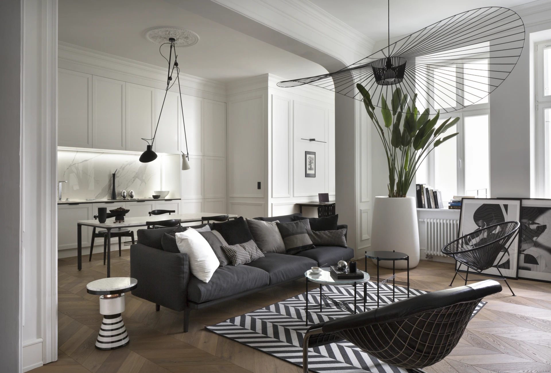 W świecie ponadczasowej bieli i czerni Elegancki apartament przy Noakowskiego